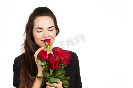 嗅到一束玫瑰花的女人