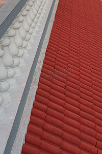 经典风格铸水泥栏杆倾斜红色赤陶瓷砖遮阳篷