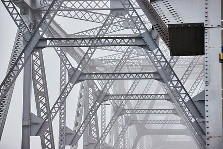 建筑学摄影照片_旧钢桥内顶在雾蒙蒙的早晨褪色