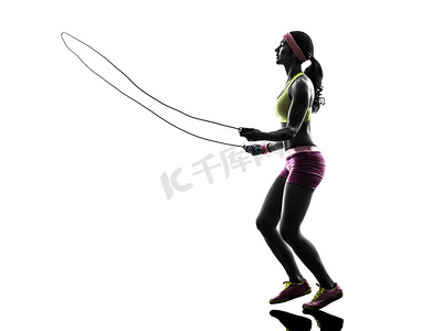 运动健身跳绳的女人剪影