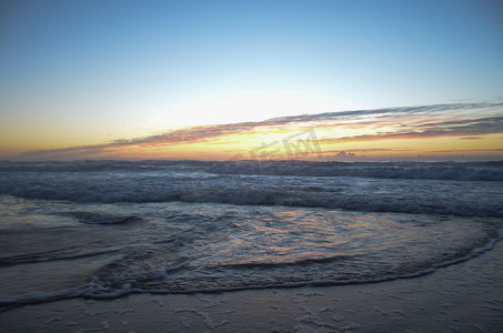 日落大海摄影照片_日落下的海滩场景