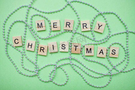 金色珠珠摄影照片_在银珠的新年框架中题词圣诞快乐