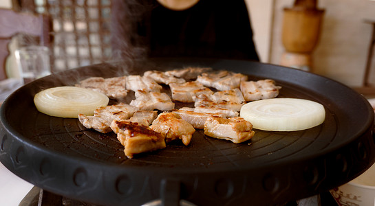 在平底锅上烤的韩国烧烤。