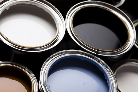 油漆桶、油漆和刷子，明亮的彩色色调概念