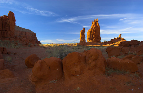红色岩石 — 半沙漠和纪念碑谷的红色岩石，以著名的桌山为背景