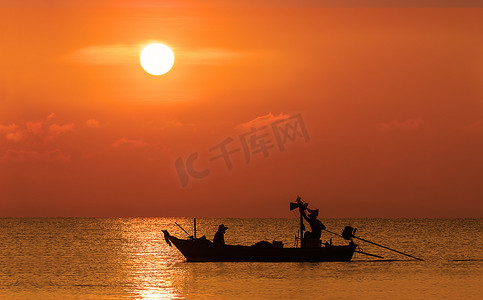渔民形象摄影照片_渔船上渔民的剪影形象