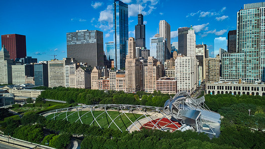 大型展馆摄影照片_芝加哥千禧公园的展馆毗邻大型摩天大楼