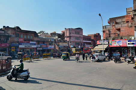 印度斋浦尔 — 2014 年 12 月 29 日：粉红之城斋浦尔街上的印度人