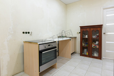 预算临时厨房的内部，在公寓装修期间组装