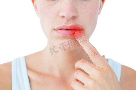 唇部护理摄影照片_手指放在嘴唇上的漂亮女人的合成图像