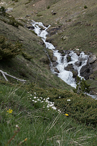 行人更在春山外摄影照片_春天在安道尔卡尼略蒙托普河的瀑布。