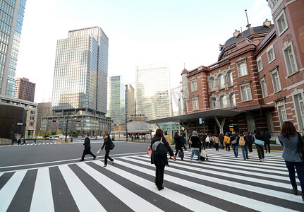 新店开张宣单摄影照片_OKYO-11 月 26 日： 人们参观东京站丸之内站大楼