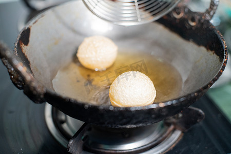 中空心摄影照片_北印度街头小吃 gol gappe pani puri 或 puchke 的照片是用热油从面团中油炸而成的圆形空心金球