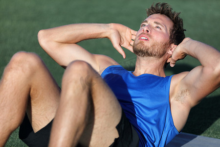 适合男人在家里或健身馆训练腹肌仰卧起坐仰卧起坐。