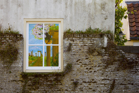 青苔矢量摄影照片_在石墙上的被绘的窗口有青苔的
