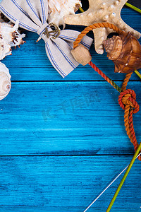 夏天主题背景摄影照片_暑假蓝色背景，有广告空间和海洋主题（贝壳、海星、海结、锚、领结）