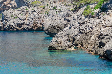 炎热公园摄影照片_岩石地中海海岸线在炎热的夏日