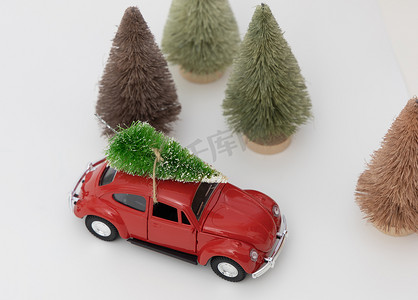 带有圣诞树的复古红色汽车装饰。