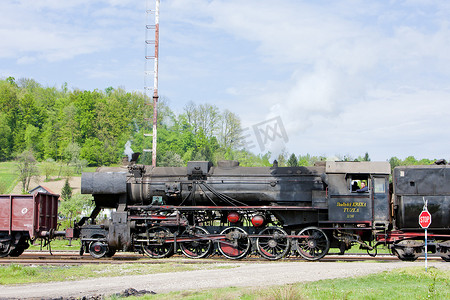 朋克赛博dj摄影照片_波斯尼亚和黑塞哥维那图兹拉地区的蒸汽机车
