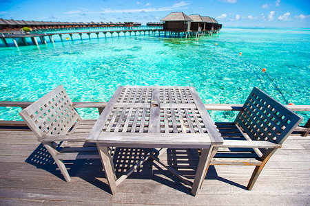 印度洋热带岛屿夏季空荡荡的露天餐厅