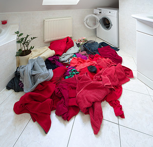 堆洗衣服摄影照片_准备洗的脏衣服