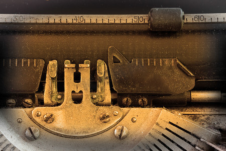 台字摄影照片_关闭一台肮脏的老式打字机