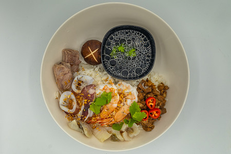 海鲜粥摄影照片_猪肉香菇海鲜干米粥。