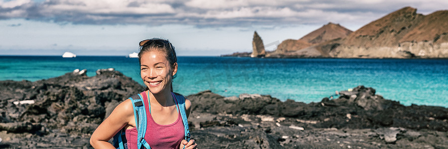 加拉帕戈斯群岛游客在加拉帕戈斯群岛圣地亚哥岛上行走的全景横幅。 