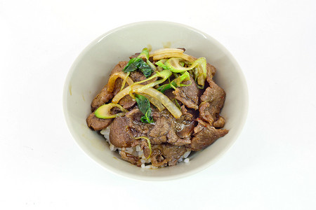 gyudon ︰ 日本食品与牛肉和米饭孤立在白色 backg
