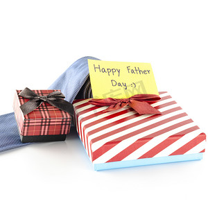 领带和两个带卡片标签的礼盒写父亲节快乐词