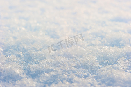 下雪效果摄影照片_在阳光下近距离拍摄的雪