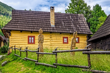 传统村屋和树木繁茂的雕像景观