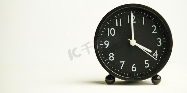 4 点钟或 16 点钟的装饰性特写黑色模拟闹钟