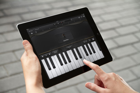 ipad土豪金摄影照片_在 Apple Ipad2 上弹奏钢琴