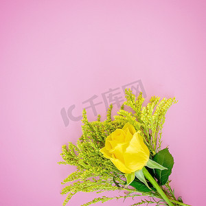 粉色背景贺卡摄影照片_粉红色背景贺卡上的黄玫瑰