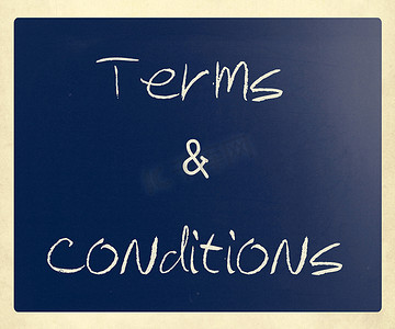 “条款和条件”在黑板上用白色粉笔手写