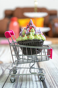 波波蛋糕摄影照片_精美的冰杯蛋糕，配有紫色糖霜和黑巧克力