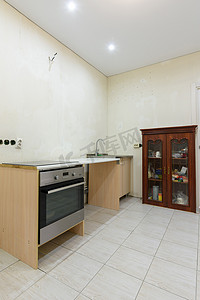 预算厨房的内部，在公寓装修期间组装