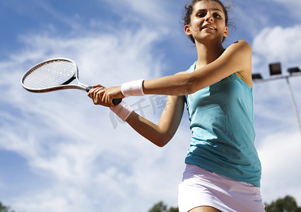 打网球的女孩，夏季饱和主题