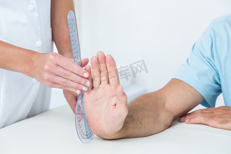 医生用测角仪测量手腕