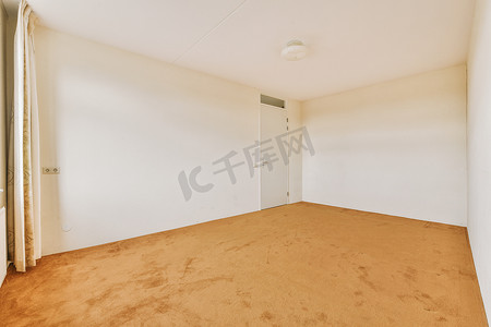 有白色墙壁和棕色地毯的空房间