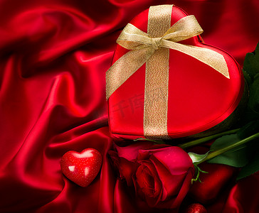 情人节520淘宝摄影照片_红色丝绸背景上的情人节红色礼物