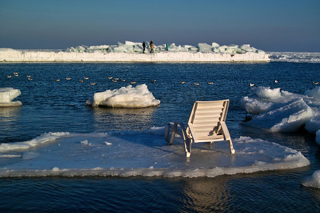 漂浮沙发摄影照片_浮冰上的躺椅