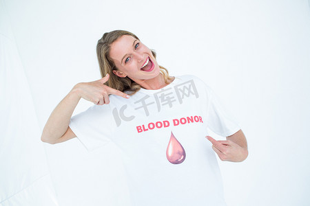 献血者展示她的 T 恤