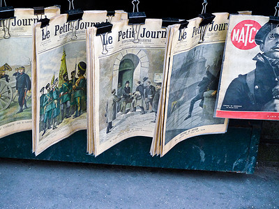 旅游杂志画册摄影照片_左岸的巴黎和旧杂志
