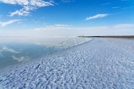 晶格化渐变背景摄影照片_盐湖滩，天然湖背景。