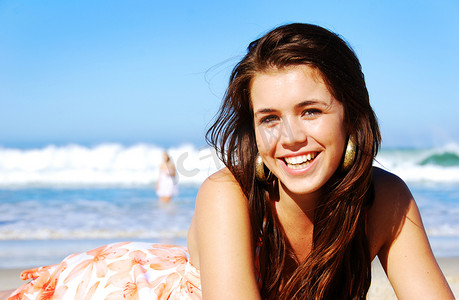 在沙滩上享受夏天的年轻女人