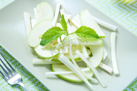芹摄影照片_新鲜沙拉和绿色块根芹、芹菜和青苹果