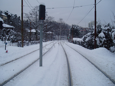 线条红绿灯摄影照片_奥斯陆的电车轨道