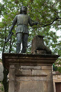 Andres de Vandelvira 雕像，西班牙安达卢西亚哈恩省乌韦达莫利纳巴斯克斯广场的锁链宫殿，人类遗产